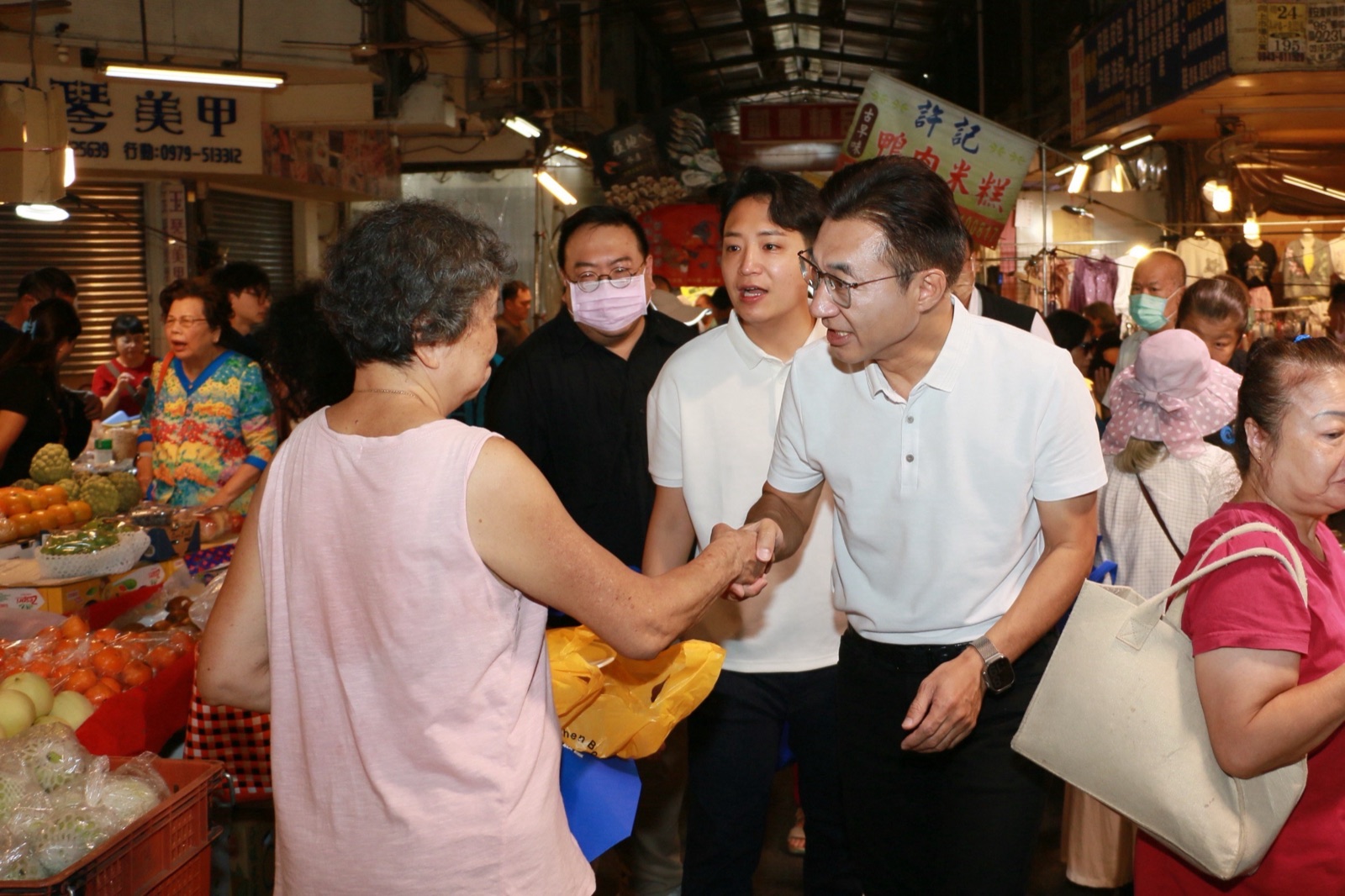 江啟臣清晨走入臺中向上市場，與採買的鄉親握手問候