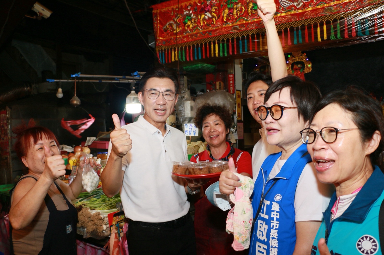 熟食攤商端出米糕祝福「步步高升」，江啟臣與攤商及同行人員比讚合影