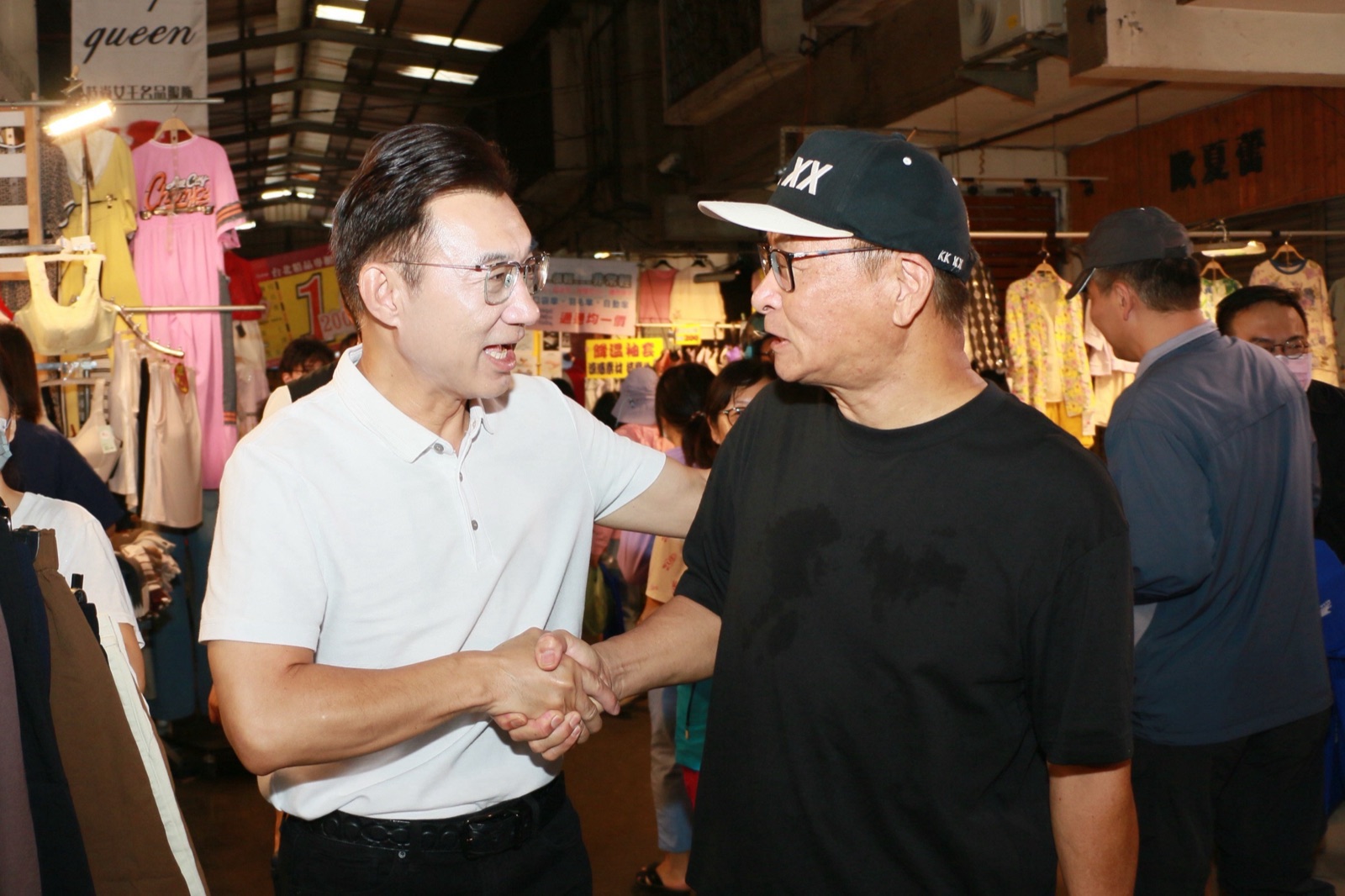 江啟臣與市場攤商握手交談，聆聽攤商心聲