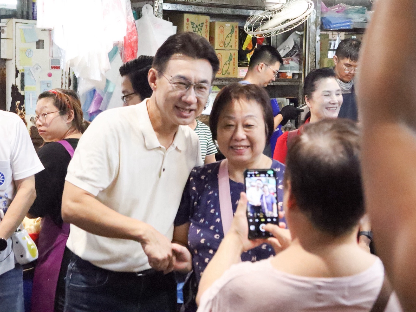 市民搶著與江啟臣自拍合照，現場歡笑聲不斷