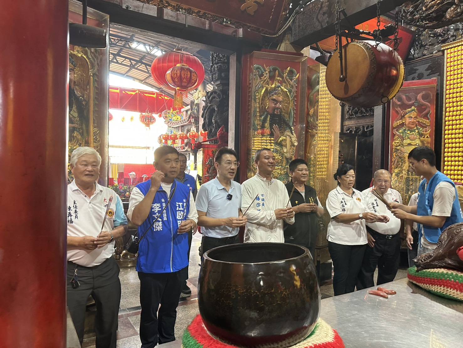 江啟臣與市議員李文傑、楊啓邦一行人在大甲城隍廟參香祈福