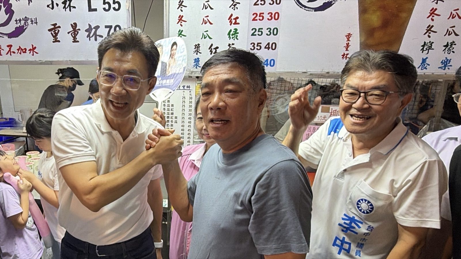 江啟臣與市議員李中在飲料攤前握手，市議員林霈涵在旁