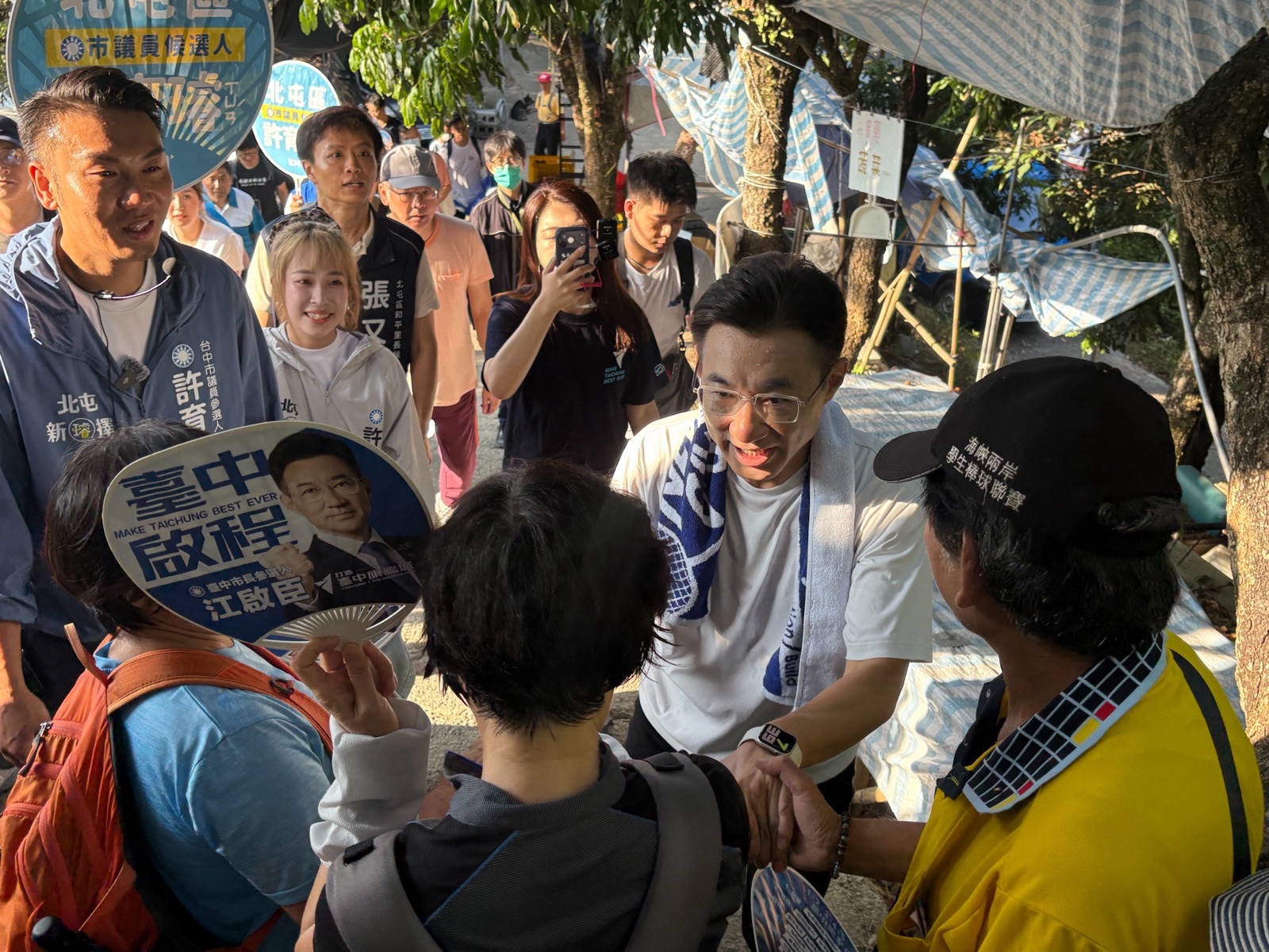 江啟臣與市議員及市議員候選人在大坑觀音亭高處合影，臺中市區盡收眼底
