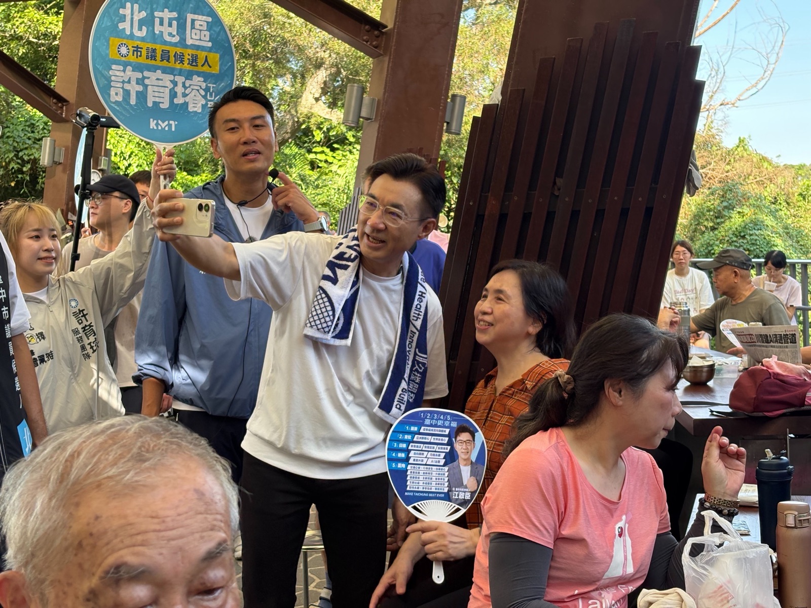 江啟臣一行人在大坑步道上與鄉親走逛互動