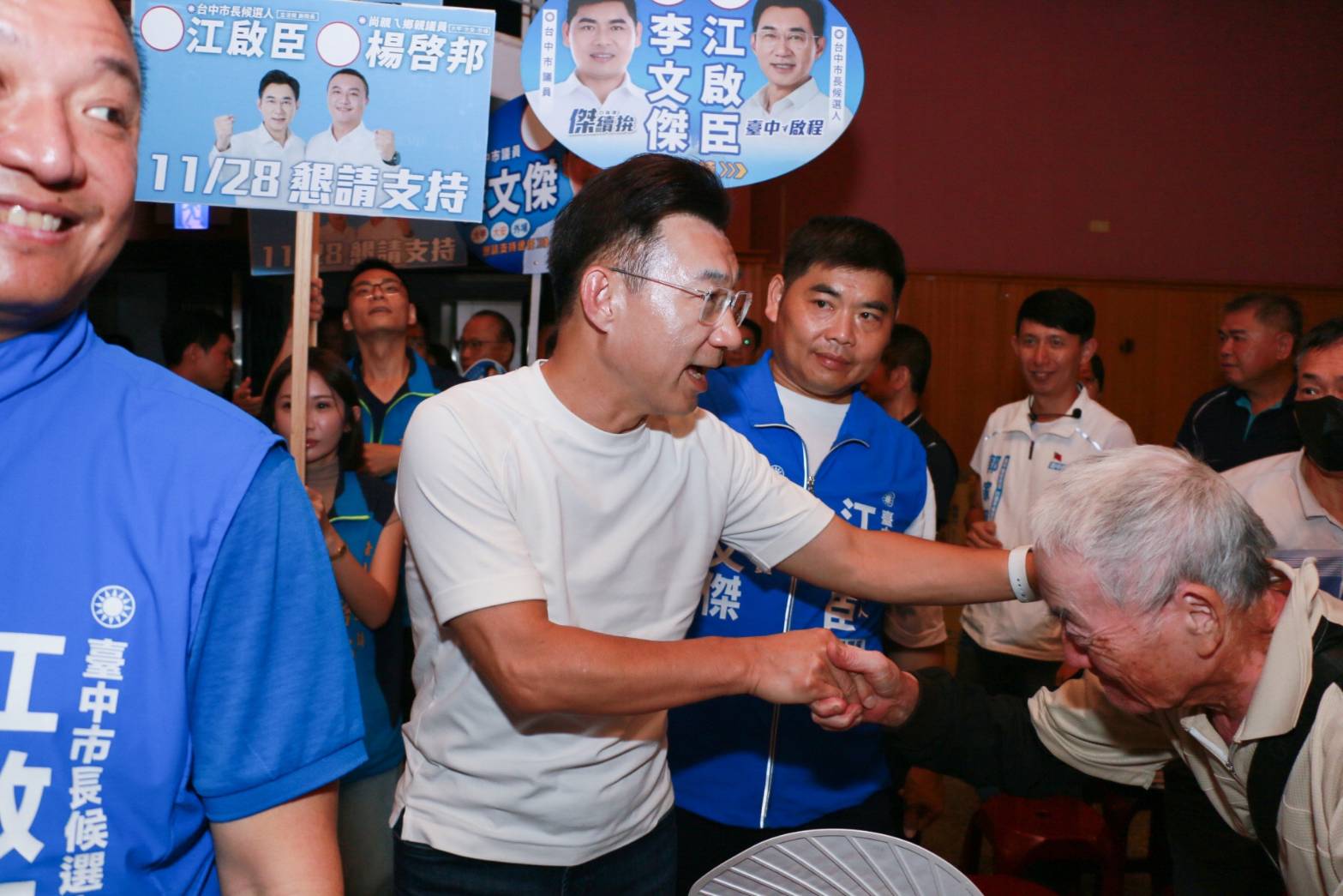 江啟臣在大甲場彎身與長輩握手問候，李文傑在旁