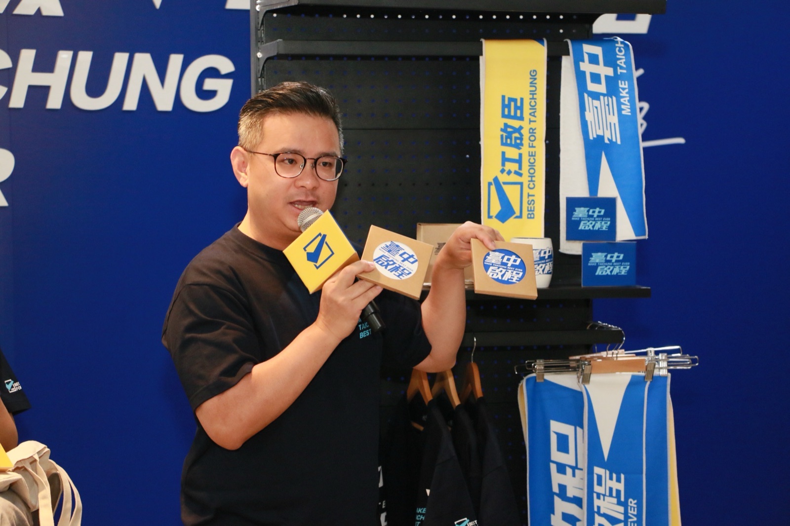 黃健豪展示「市民當頭家套組」的馬克杯與硅藻土杯墊