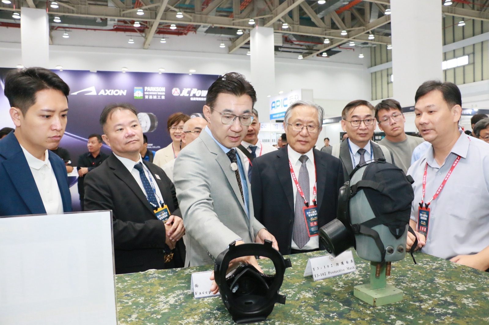 江啟臣參觀防護面具等國防暨軍民通用產業技術展品，聽取廠商說明