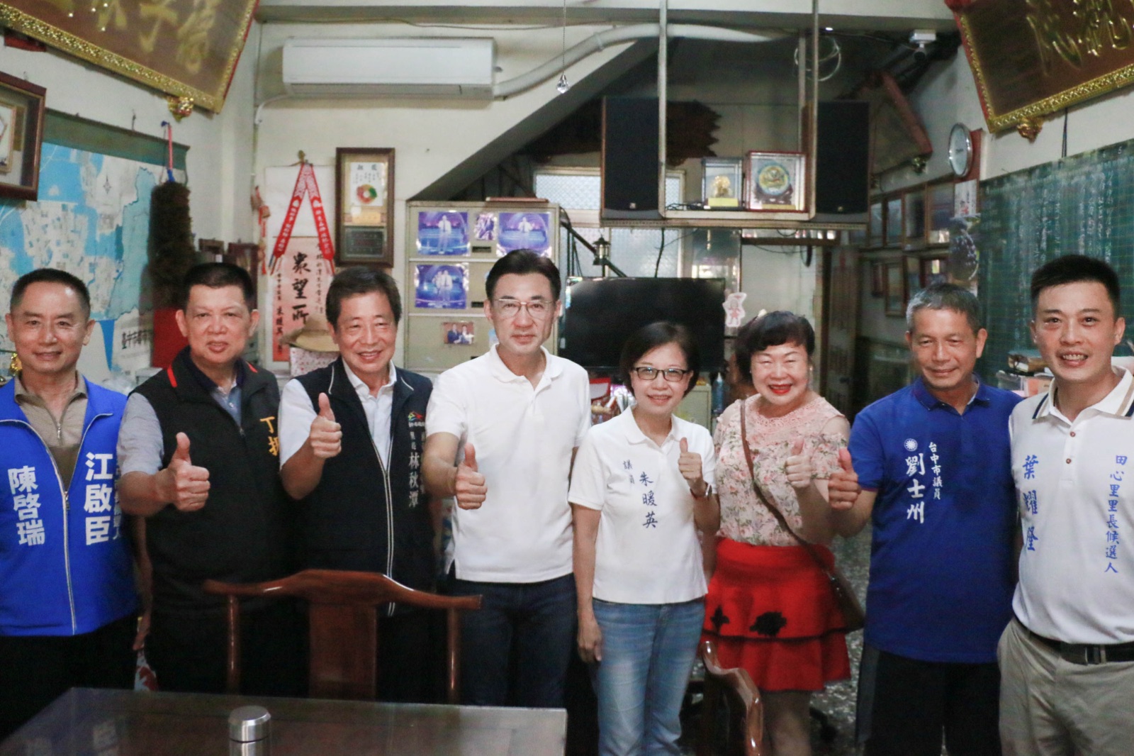 江啟臣與市議員朱暖英、劉士州及里長候選人在南屯市場合影
