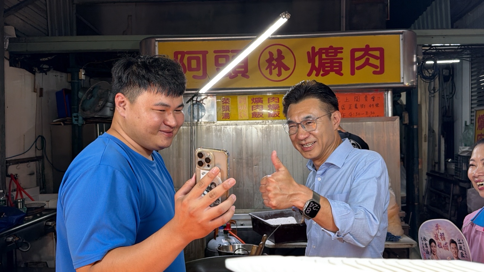 江啟臣在南屯市場「阿頭林爌肉」攤位前，與攤商比讚並拍照