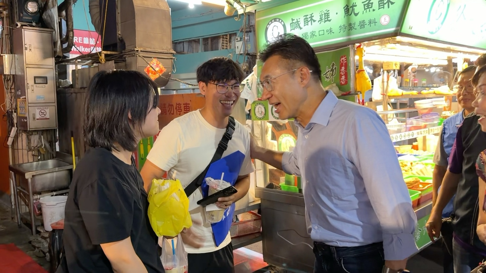 江啟臣在忠孝夜市與民眾親切交談，攤商與支持者在旁歡笑