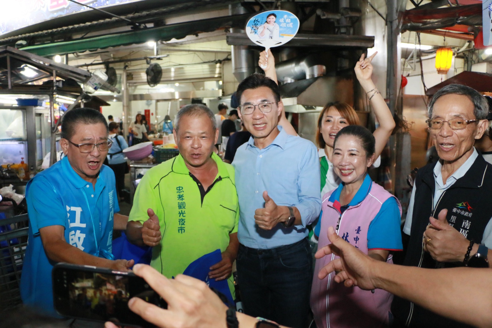 江啟臣與市議員林霈涵、里長及忠孝觀光夜市代表在夜市攤位前比讚合影