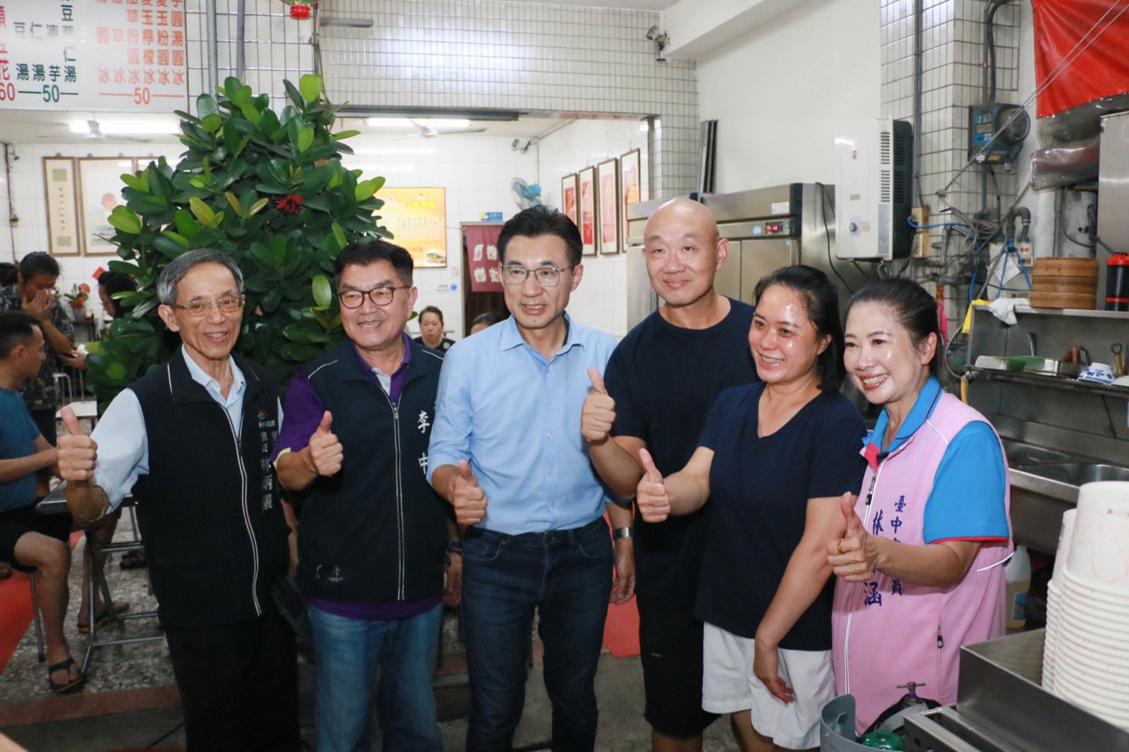 江啟臣與市議員李中、林霈涵及里長在忠孝夜市店家與老闆夫婦合影