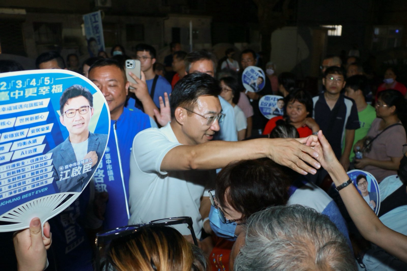 江啟臣在外埔場走入人群，與高舉應援扇的鄉親一一握手