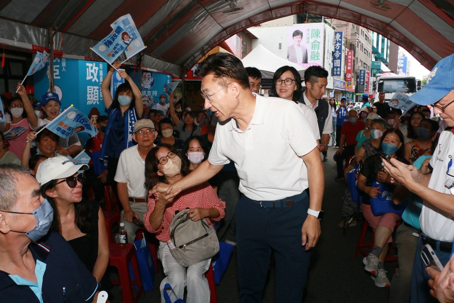 北區陳政顯競選總部成立大會，江啟臣在人潮中彎腰與支持者握手致意