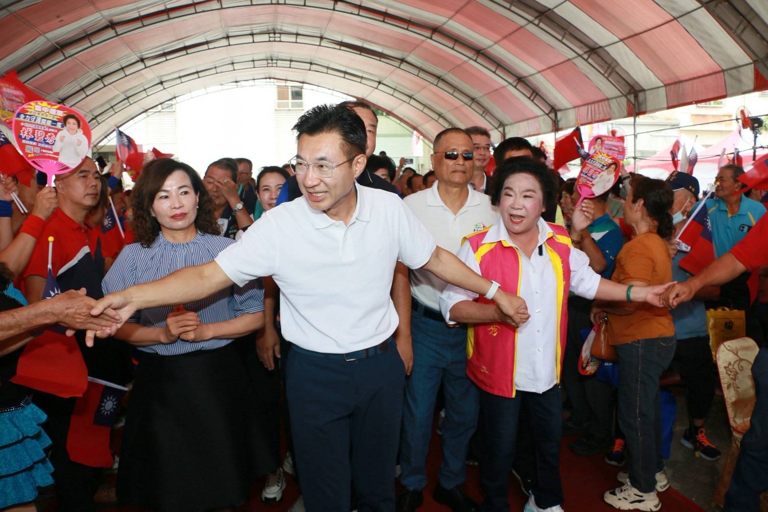 江啟臣與林碧秀在大里會場進場，沿途與揮舞國旗的支持者握手
