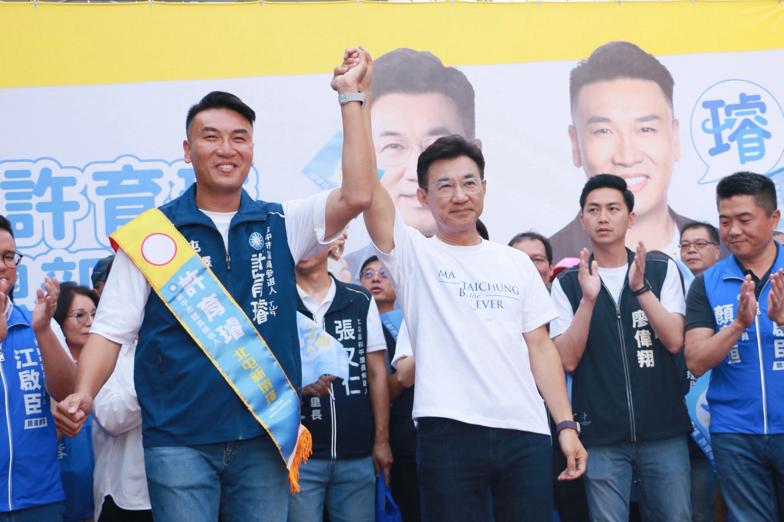 江啟臣高舉許育璿的手，北屯聯合競選總部成立大會現場眾人鼓掌
