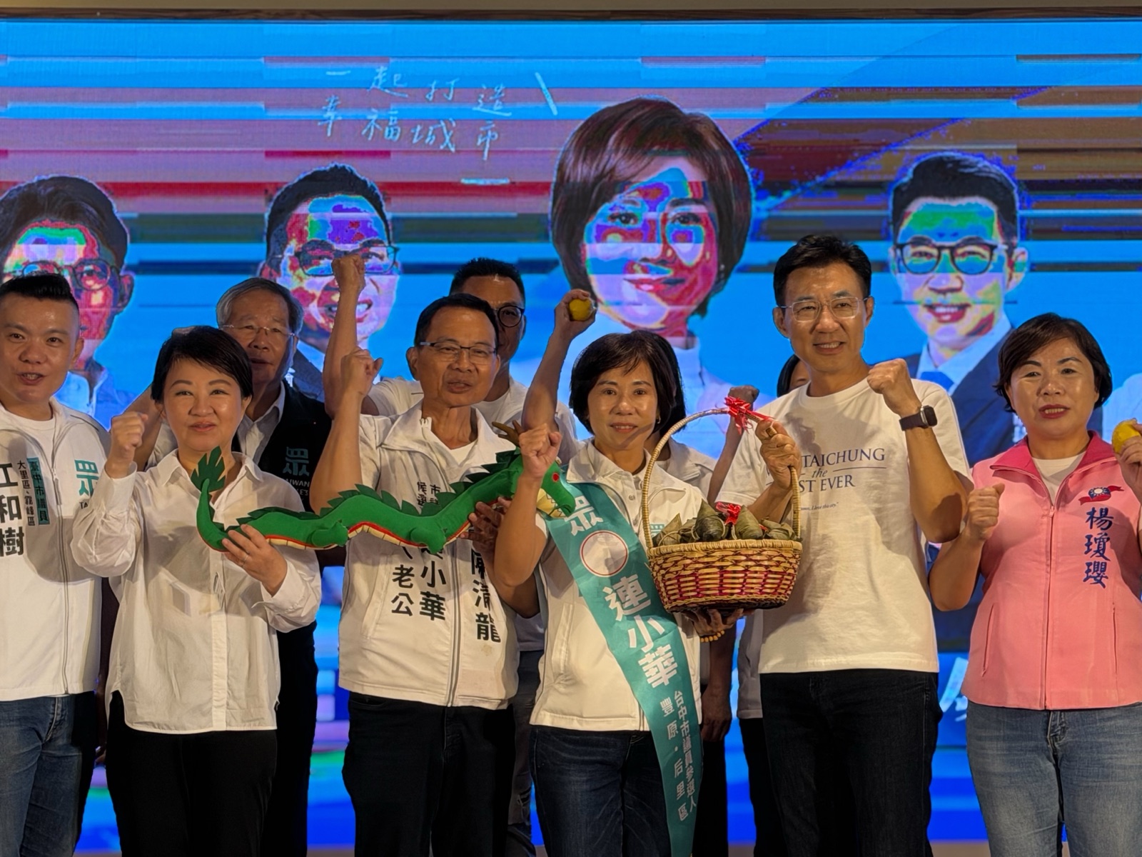 江啟臣與民眾黨議員候選人連小華、立委楊瓊瓔等人在連小華競選總部握拳合影，連小華手提粽子籃