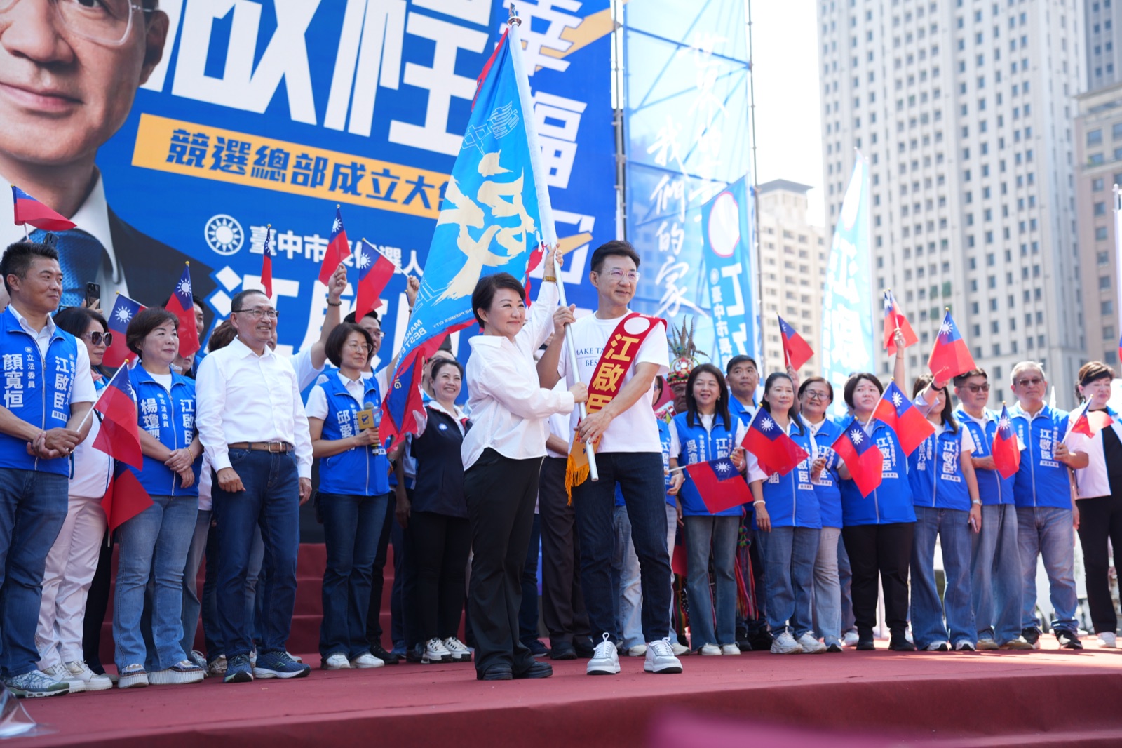 盧秀燕將戰旗交到披著「江啟臣」肩帶的江啟臣手中，象徵交棒
