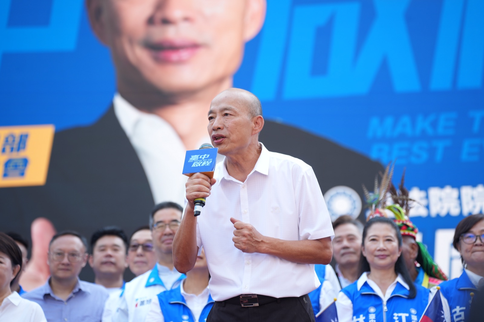 立法院長韓國瑜登台致詞，身後大螢幕為造勢大會主視覺