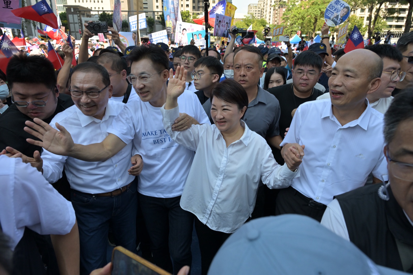 江啟臣在人群中與身旁來賓握手，神情振奮