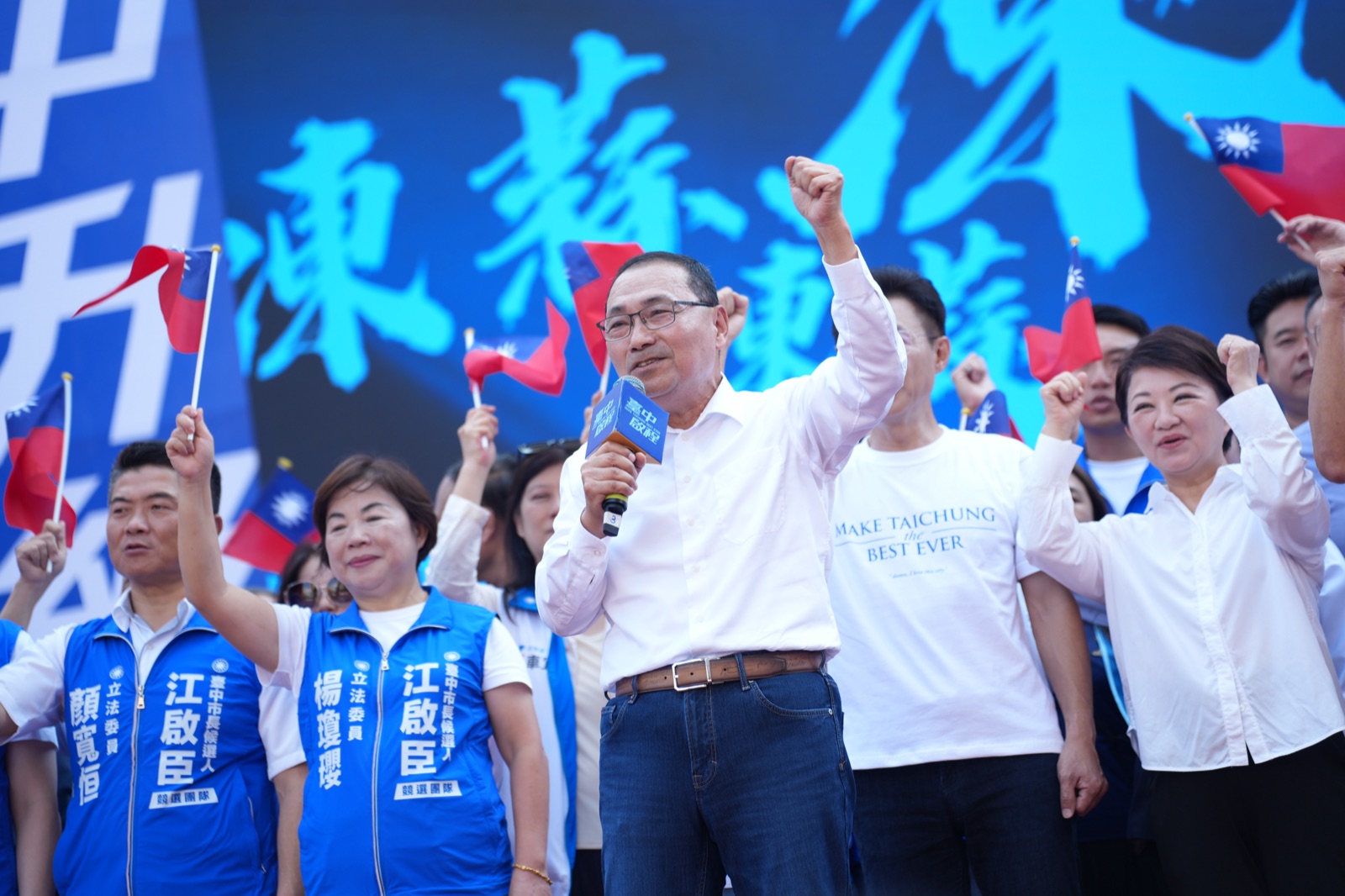 新北市長侯友宜登台致詞並振臂，江啟臣與盧秀燕在旁
