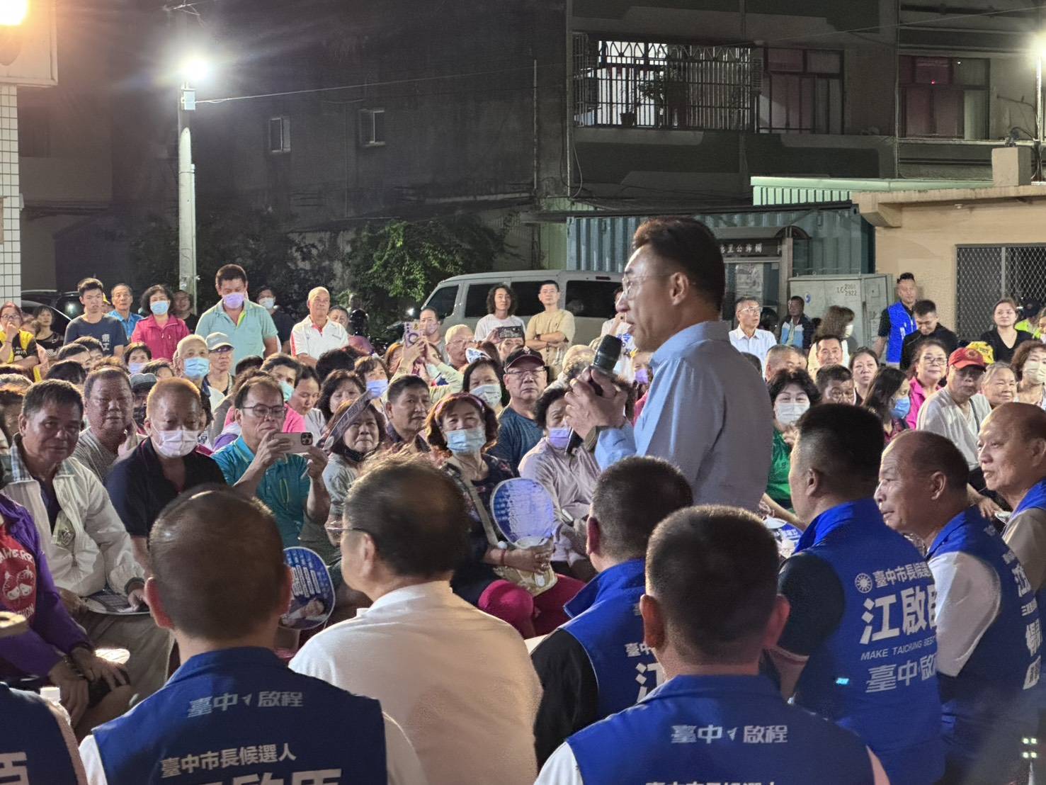 夜間戶外說明會場擠滿鄉親，江啟臣手持麥克風向大家說明政見