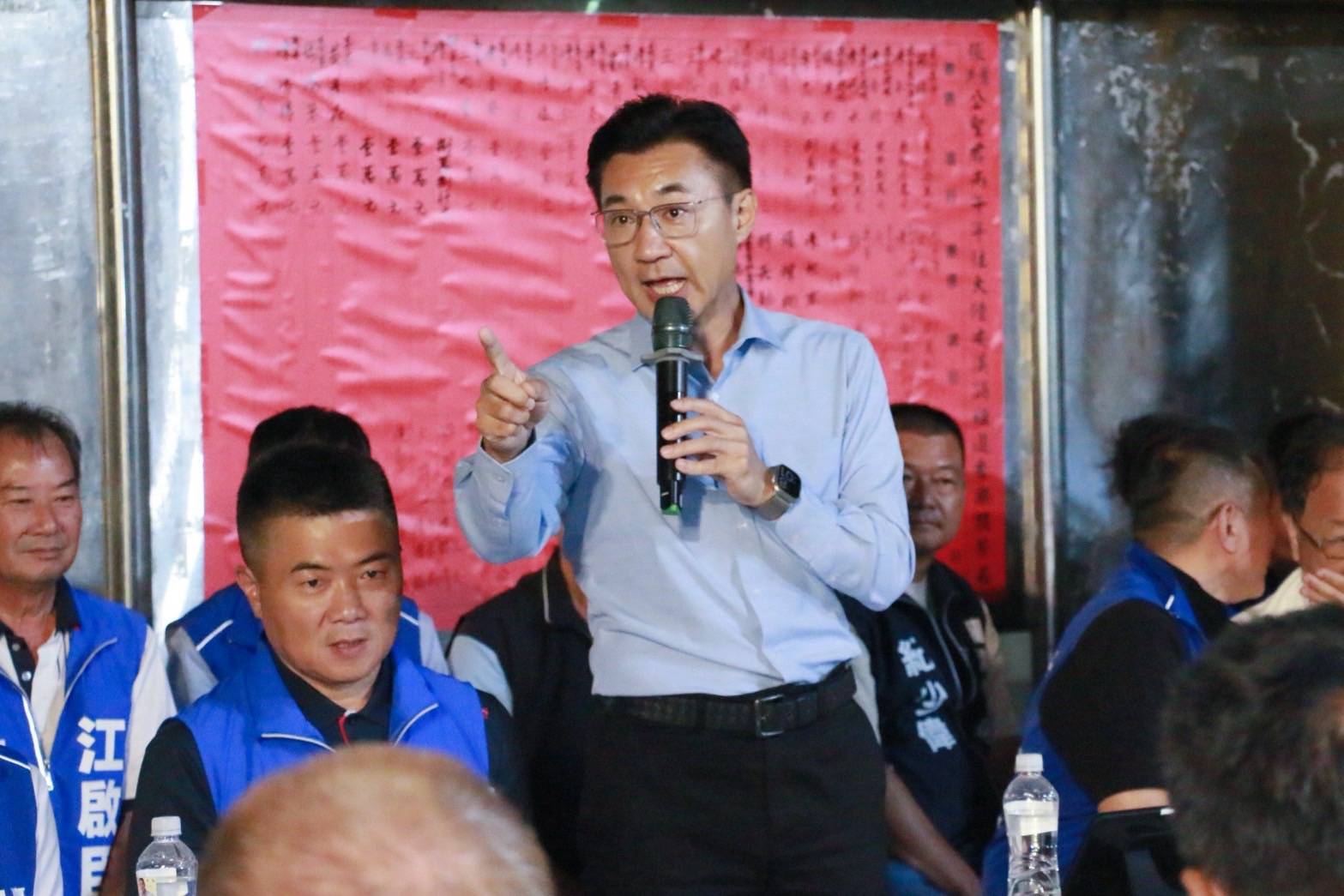 江啟臣在龍井區三德里聖德宮手持麥克風，手指向現場鄉親發言