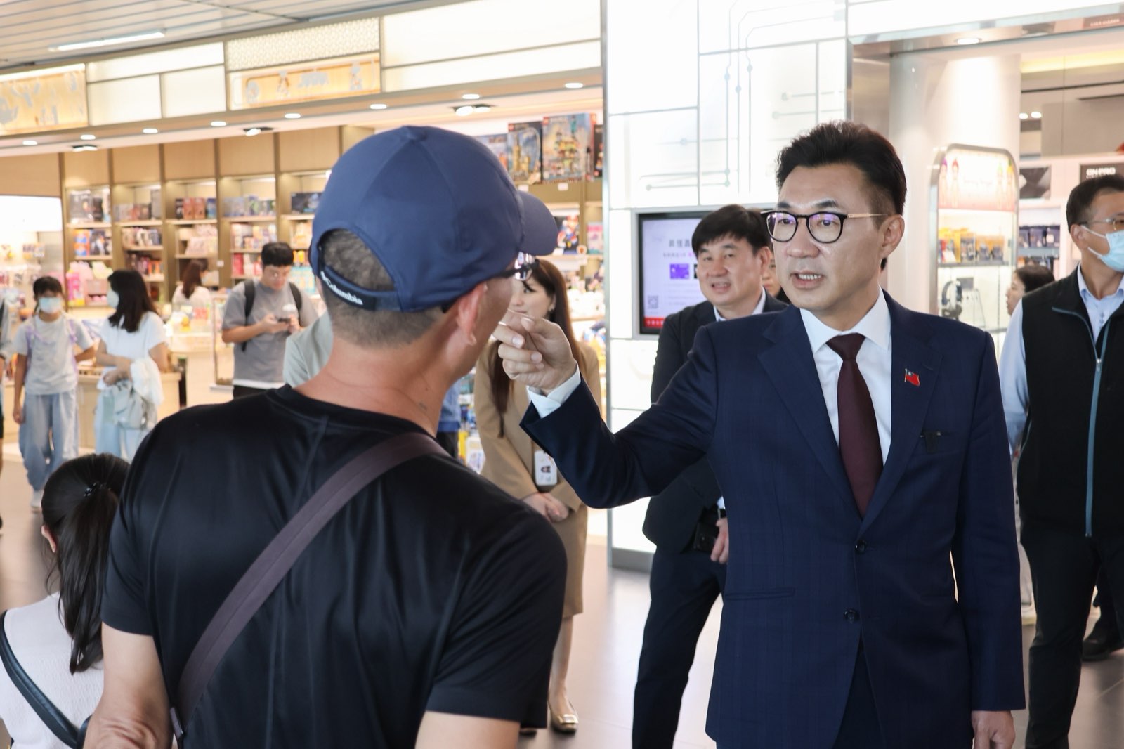 江啟臣在臺中國際機場航廈商店區與旅客交談，了解中部民眾搭機需求