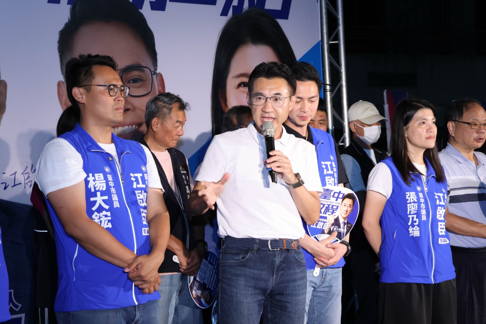 江啟臣持麥克風向西屯鄉親說明施政藍圖，市議員楊大鋐、張廖乃綸在旁