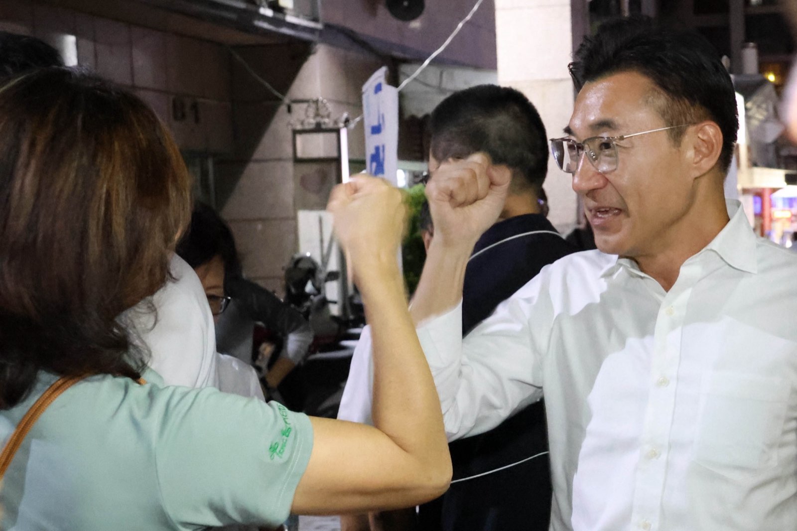 江啟臣在會場外與民眾碰拳打氣