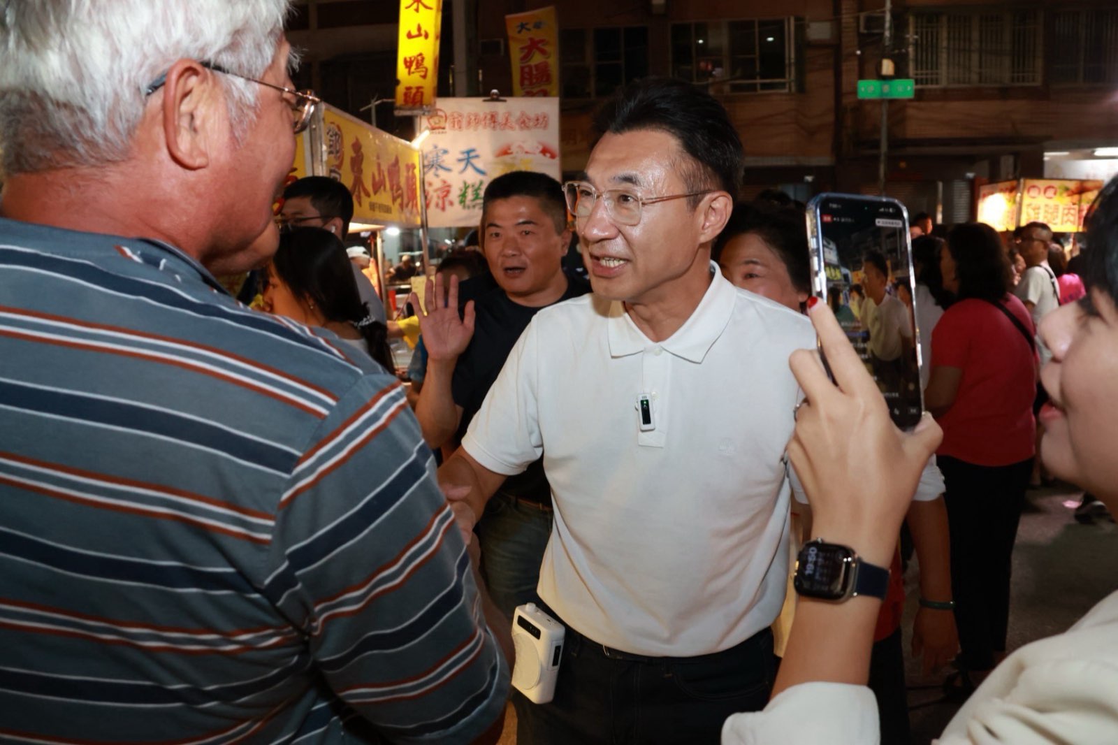 江啟臣在霧峰德泰夜市與民眾握手，旁人舉手機拍攝