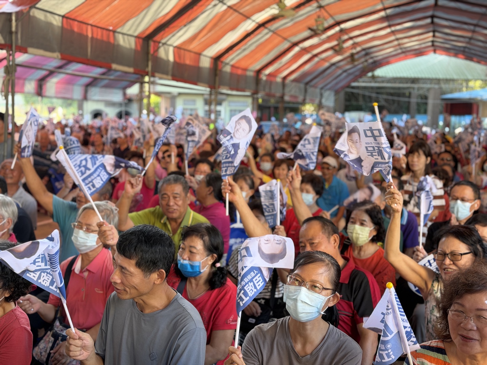 帳棚下座無虛席，鄉親高舉印有「江啟臣」與「臺中啟程」的小旗揮舞