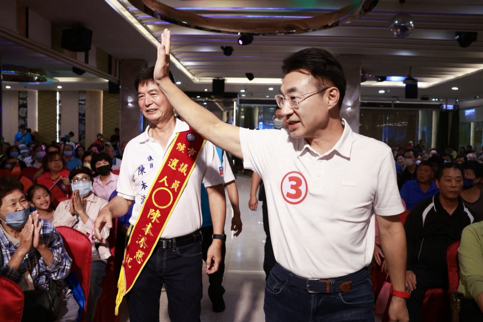 江啟臣與陳本添進入會場，向台下鄉親揮手致意