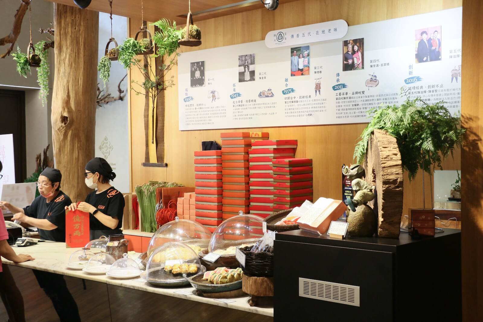 陳允寶泉自由路總店店內，牆上掛著五代傳承的家族故事