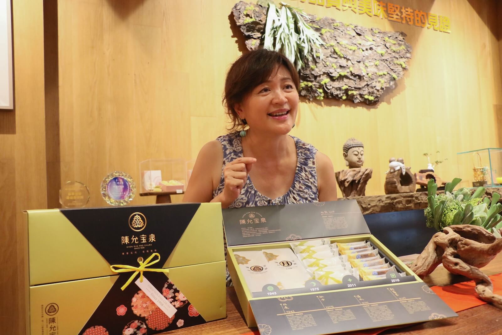 翁羿琦董事長手持陳允寶泉禮盒