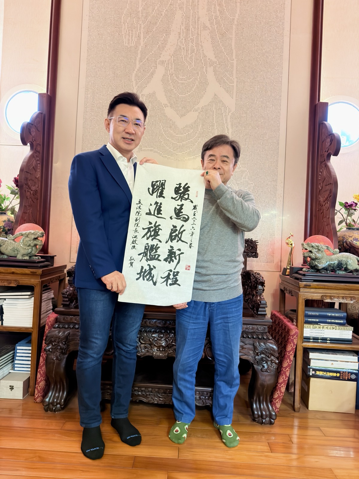 周良敦與江啟臣一同展開書法作品「駿馬啟新程 躍進旗艦城」