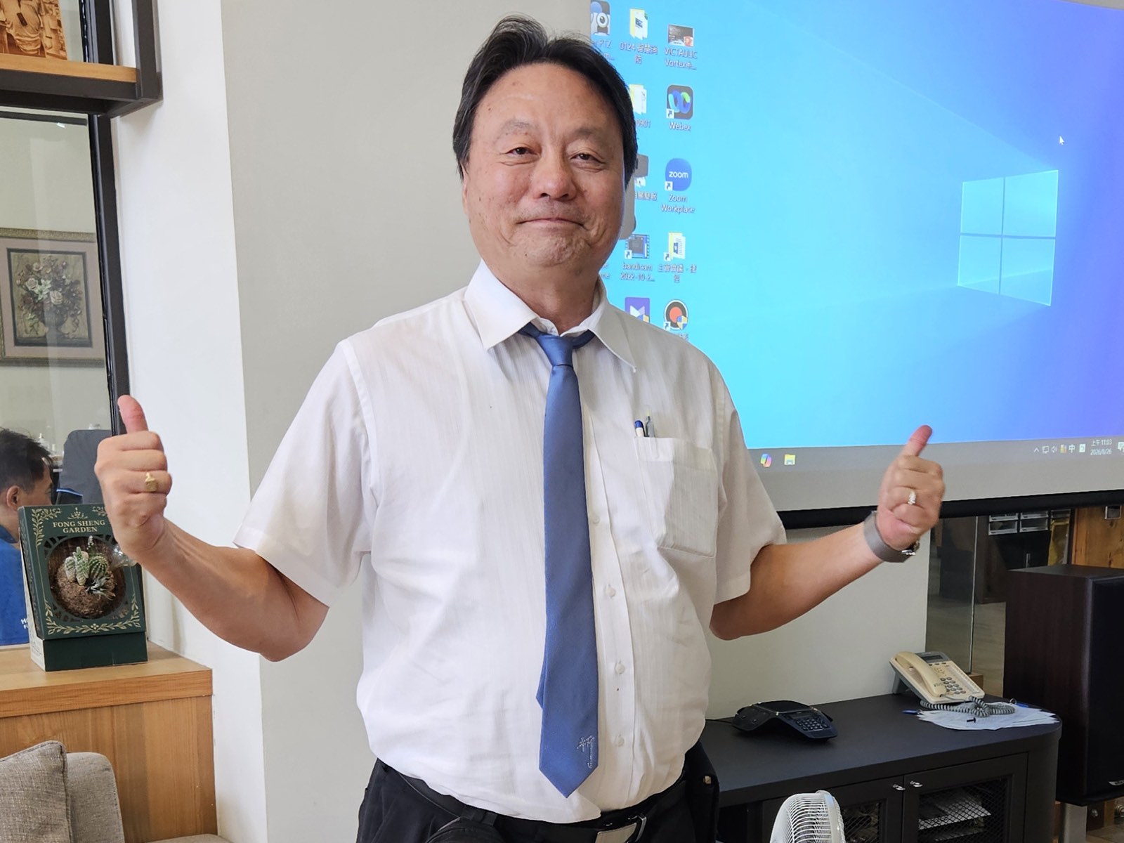 禾康消防總經理陳淞屏在辦公室裡比出雙手大拇指