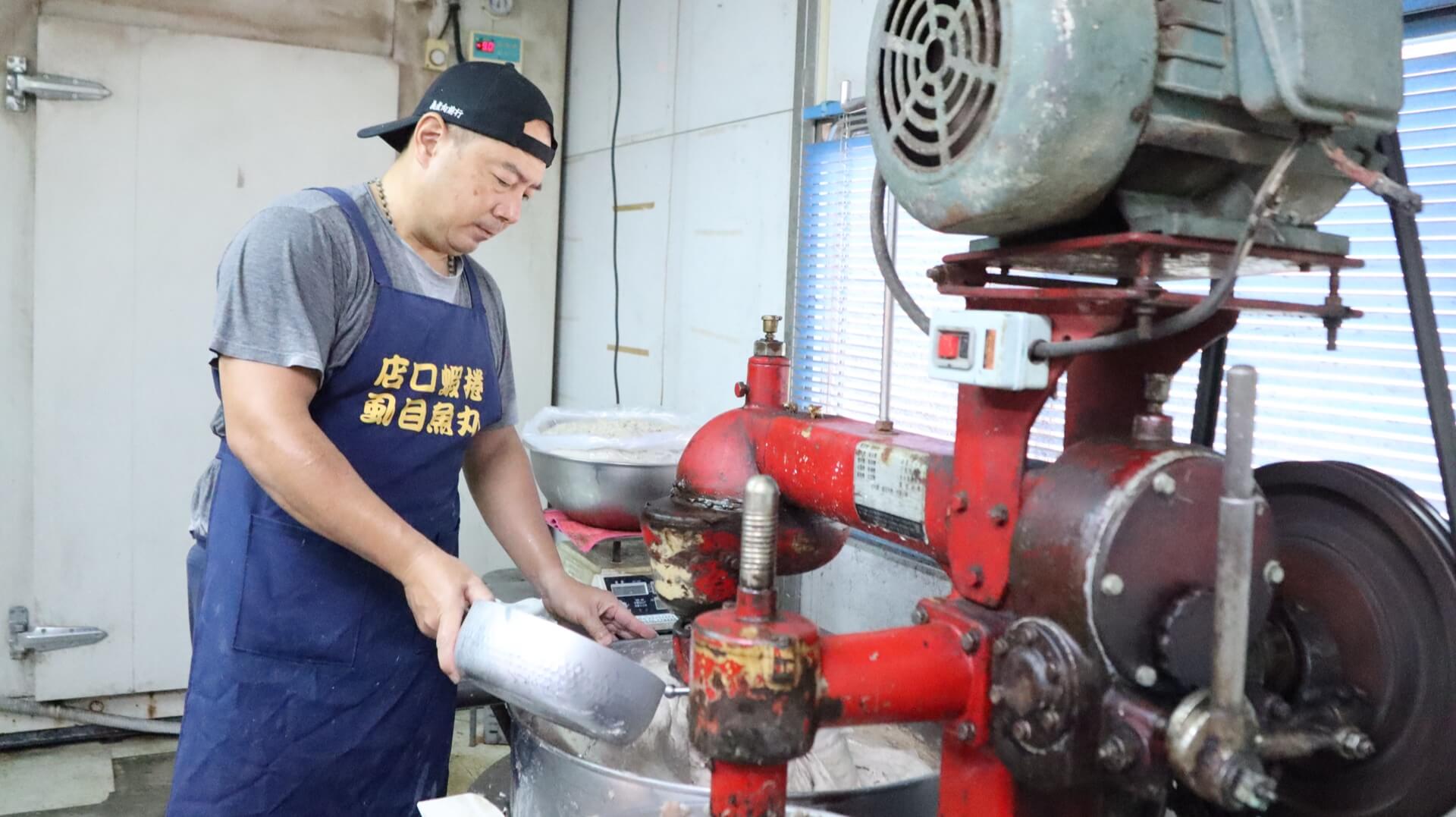 魚丸伯團隊現場製作魚丸