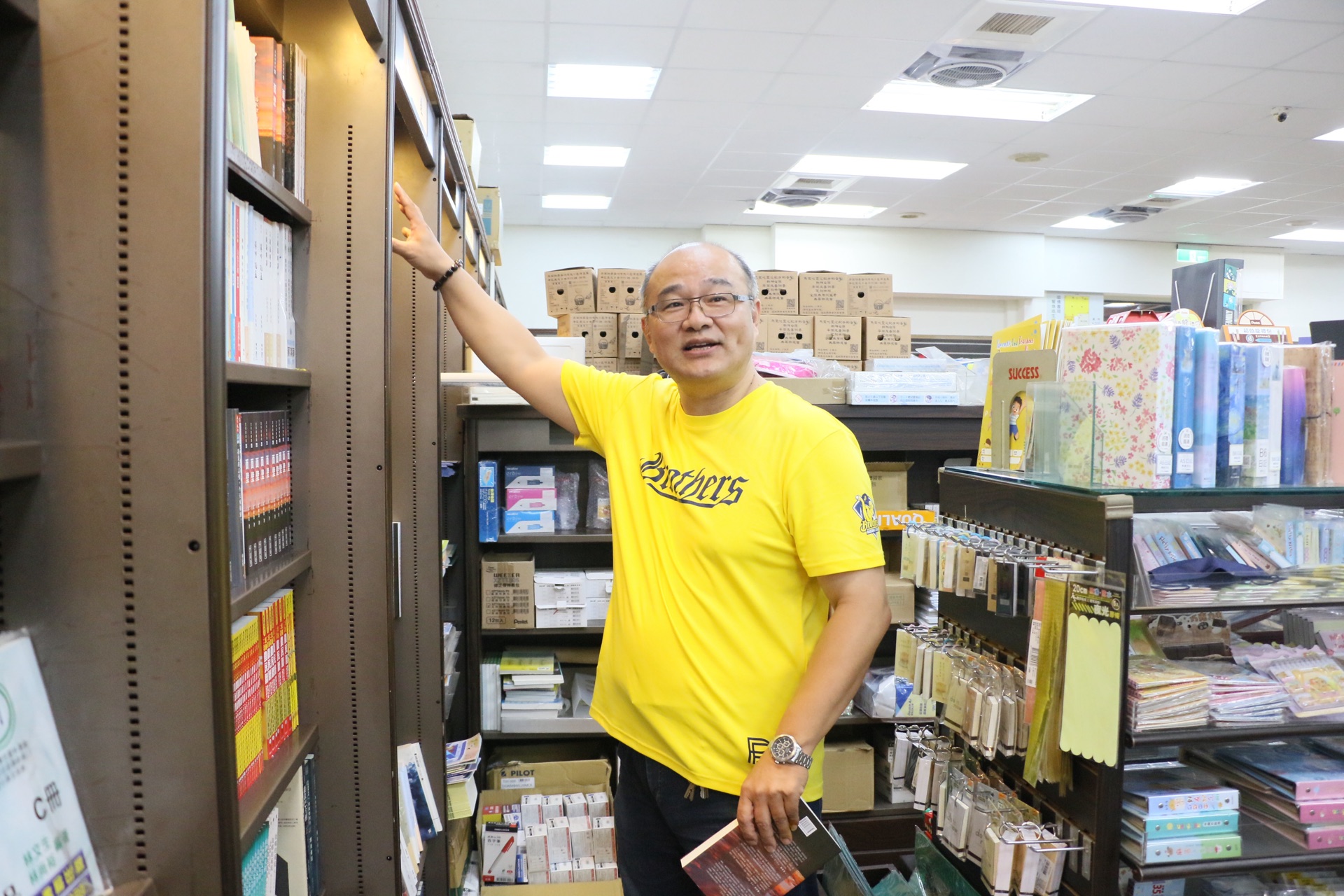 張智清在哈佛書局的書架前