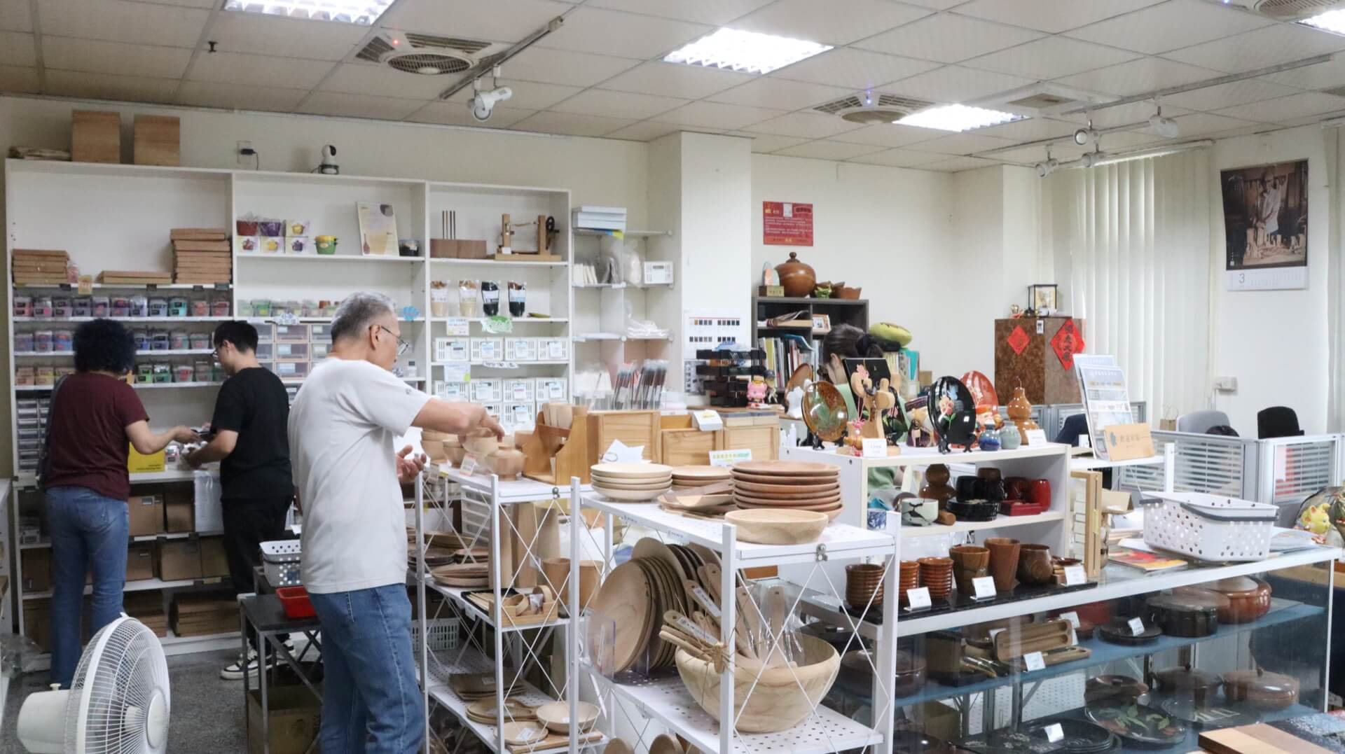 豐園漆資材行店內陳列的漆藝資材與作品