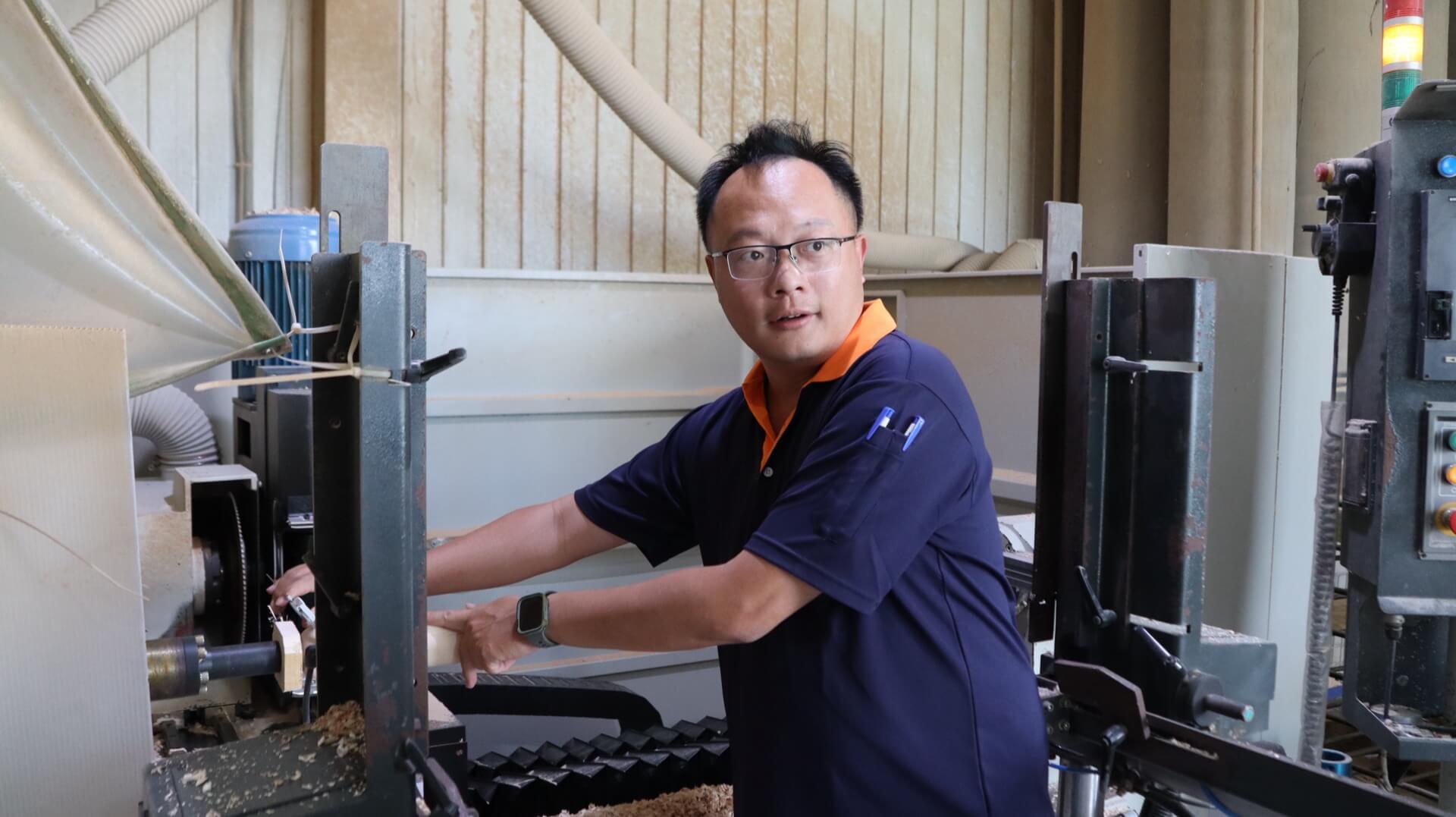 陳致維在車床前削製球棒