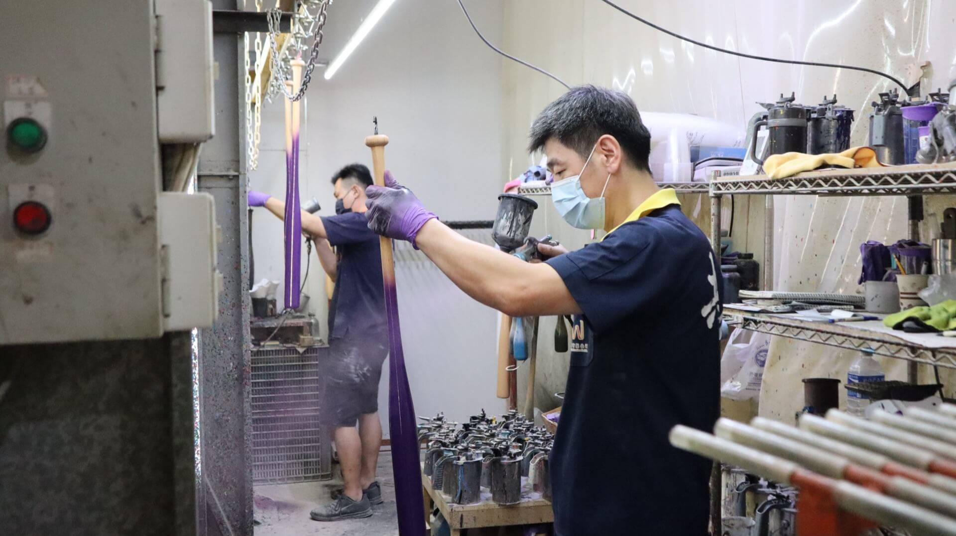 工廠師傅為球棒進行後製