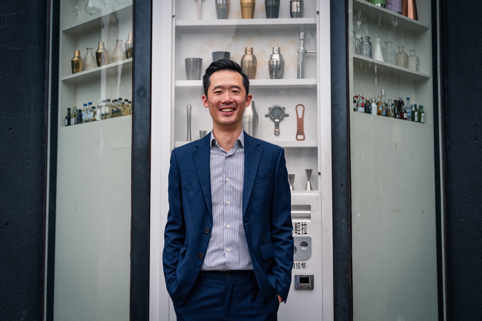Darren 站在 Vender 門口那座巨大的販賣機大門前