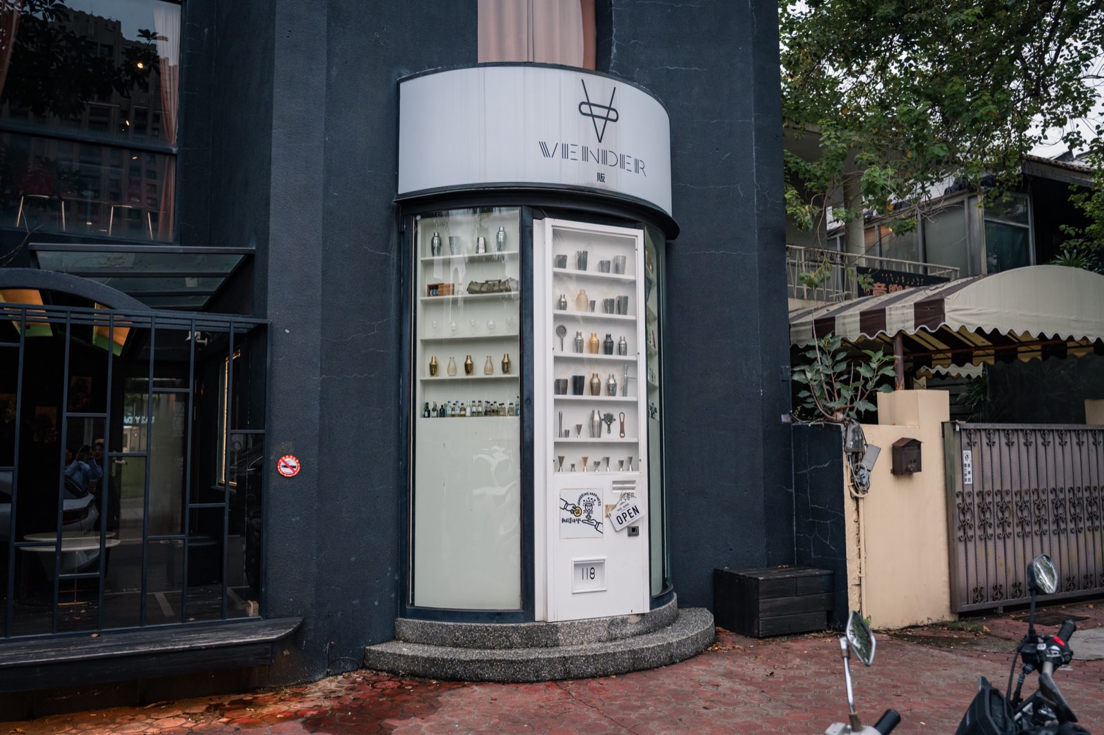 Vender 店門口的街景，招牌下方是巨大的販賣機造型大門