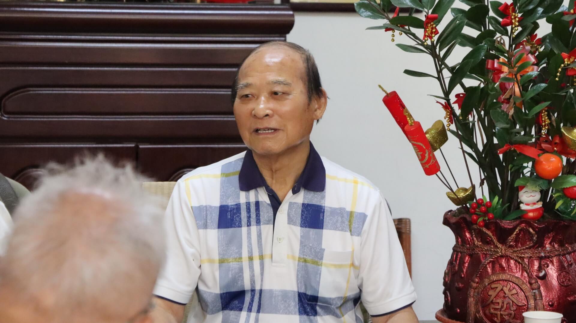 陳安吉里長與鄉親話家常