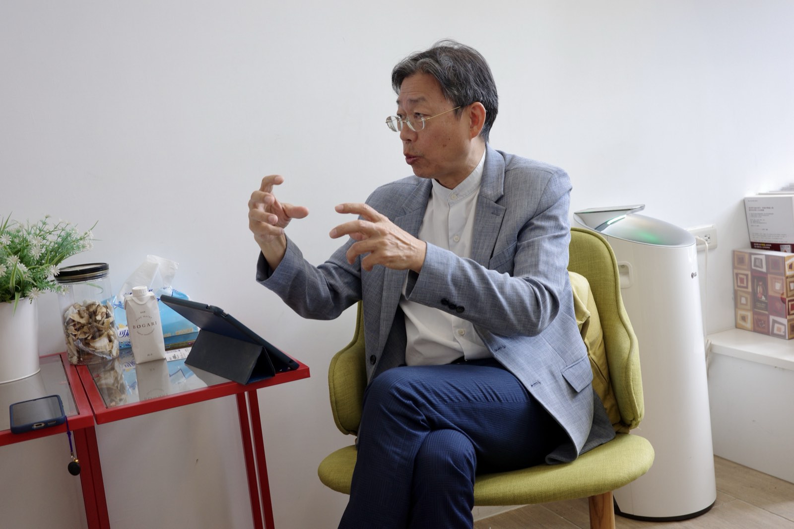 周學鏵在受訪時雙手比劃說明