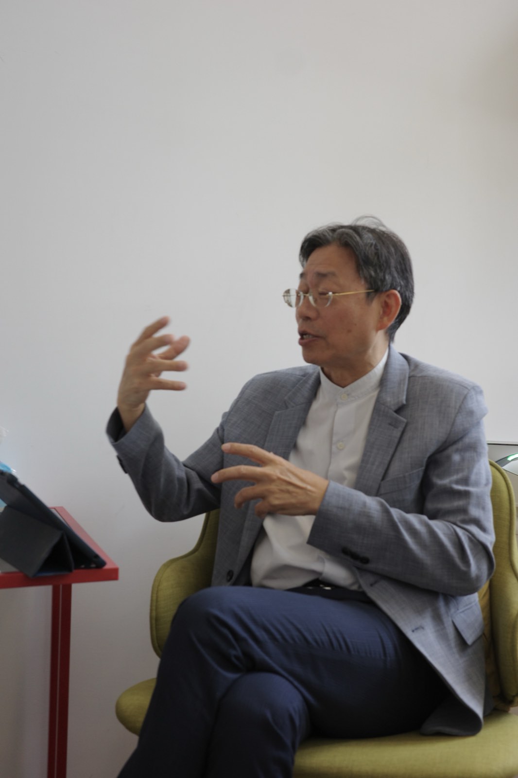 周學鏵受訪時抬起手說明的近距離畫面